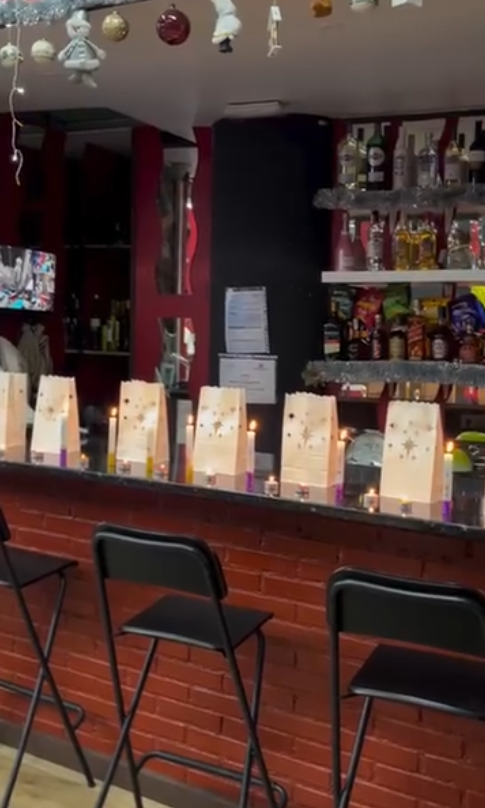 Barra del bar de Billares El Primo con bebidas
