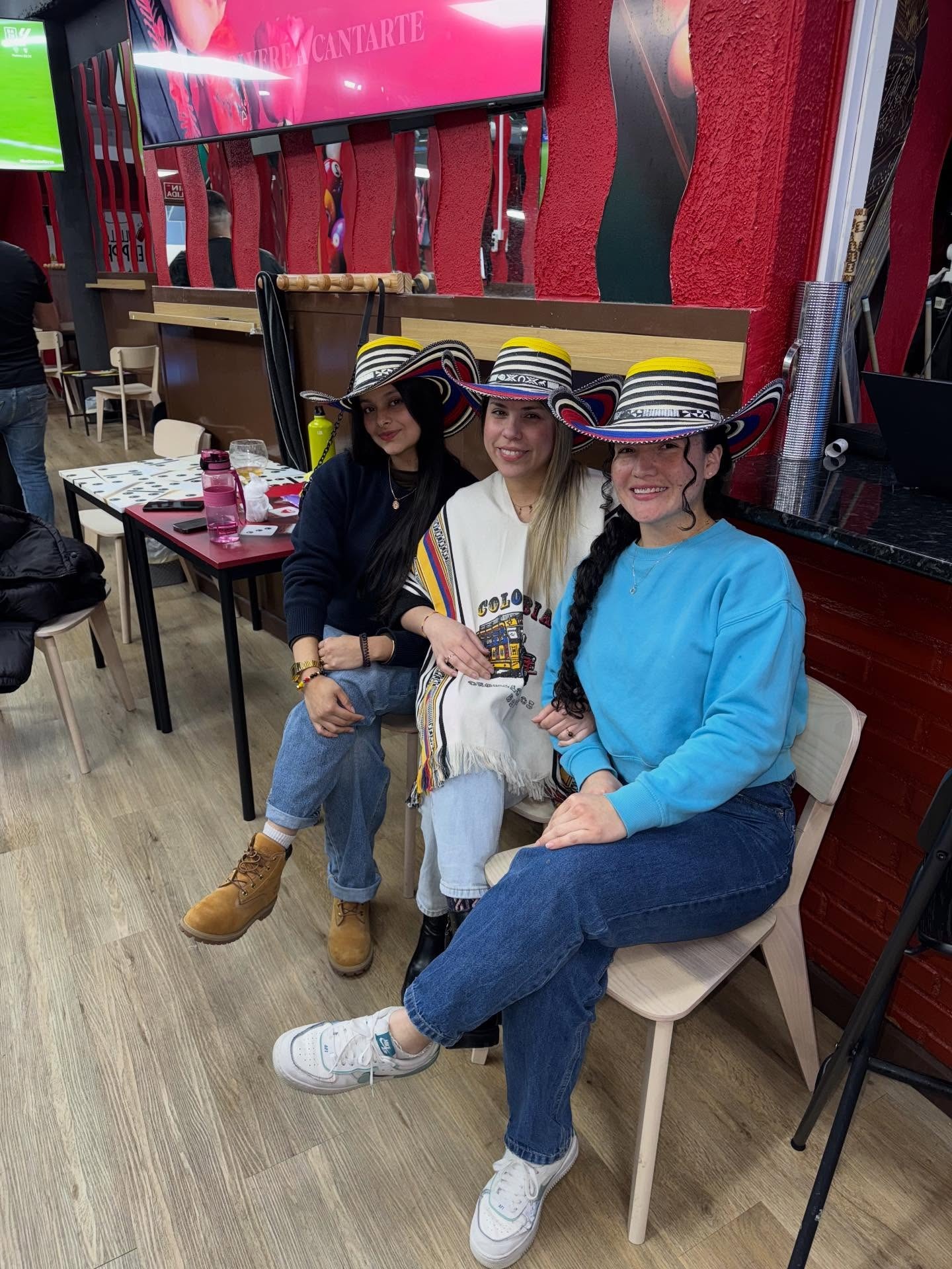 Clientes disfrutando del ambiente de Billares El Primo